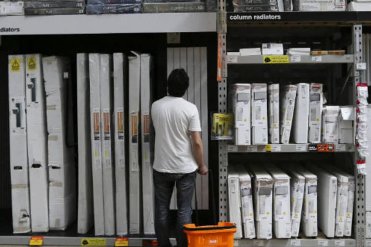 
	Consumidor faz compras em loja de materiais de constru&ccedil;&atilde;o: o destaque entre os aumentos de faturamento ficou com lojas de materiais de constru&ccedil;&atilde;o (20,1%)&nbsp;
 (Chris Ratcliffe/Bloomberg)
