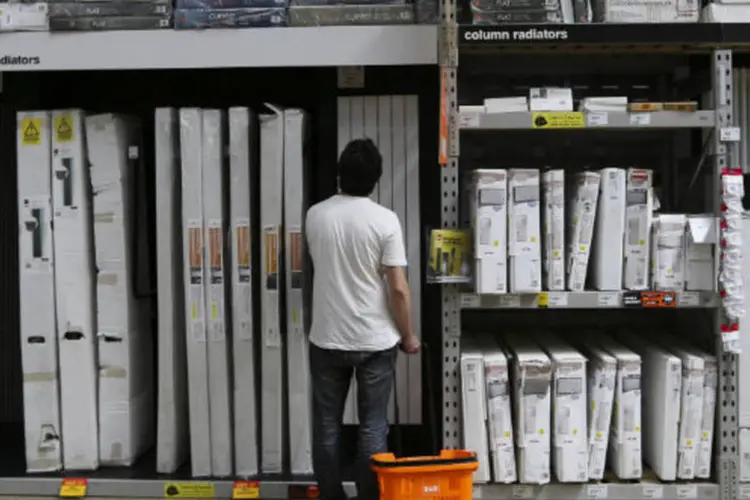 
	Consumidor faz compras em loja de materiais de constru&ccedil;&atilde;o
 (Chris Ratcliffe/Bloomberg)