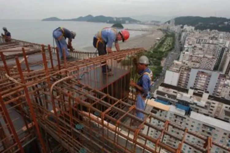 Construção na orla de Santos, em São Paulo: vendas de materiais de construção estão em alta. (.)