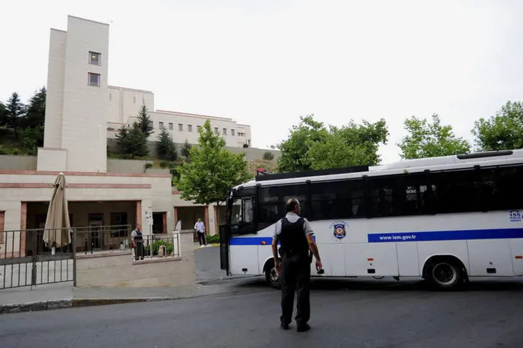 
	Consulado dos EUA em Istambul: Um grupo clandestino de extrema-esquerda, o DHKP-C (Partido/Frente Revolucion&aacute;rio de Liberta&ccedil;&atilde;o do Povo), reivindicou o atentado contra o consulado
 (Reuters/ Yagiz Karahan)