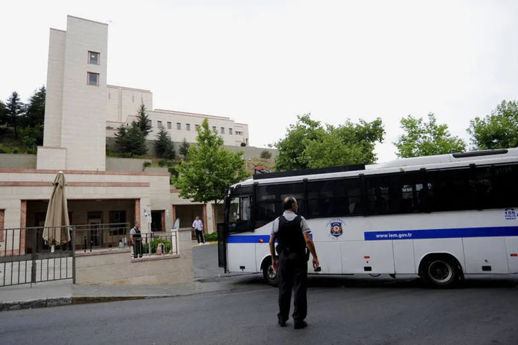 
	Consulado dos EUA em Istambul: Um grupo clandestino de extrema-esquerda, o DHKP-C (Partido/Frente Revolucion&aacute;rio de Liberta&ccedil;&atilde;o do Povo), reivindicou o atentado contra o consulado
 (Reuters/ Yagiz Karahan)