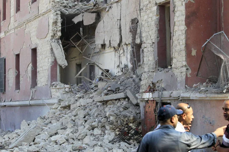 
	A forte explos&atilde;o provocou s&eacute;rios danos &agrave; fachada do edif&iacute;cio da representa&ccedil;&atilde;o diplom&aacute;tica italiana e em outros im&oacute;veis pr&oacute;ximos no bairro de Bulaq Abu Laela
 (REUTERS/Mohamed Abd El Ghany)