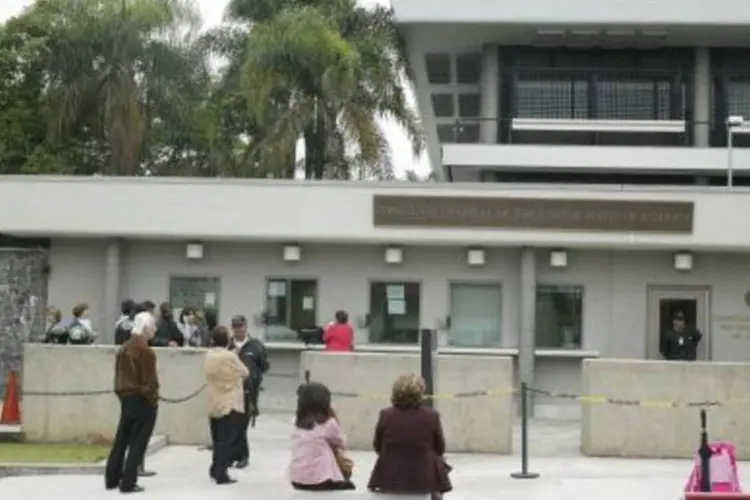 Fila para concessão de visto no consulado dos Estados Unidos, em São Paulo