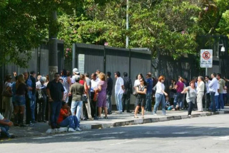 Fila para concessão de visto na porta do consulado americano em São Paulo (ARQUIVO/VEJA SP)