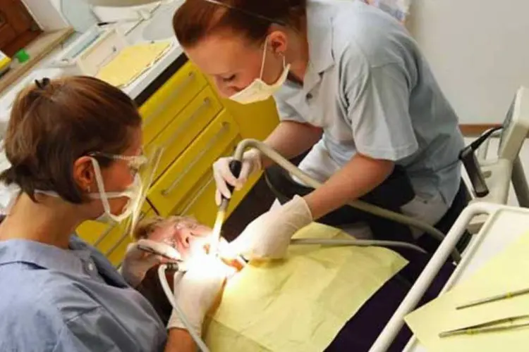 O número de dentistas credenciados pelo Ministério da Saúde, em 2005, era de 22 profissionais. Em 2010, o número subiu para 3.585 (Getty Images)