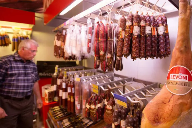 Consumidor escolhendo um salame italiano em um supermercado de Moscou, na Rússia (Andrey Rudakov/Bloomberg)