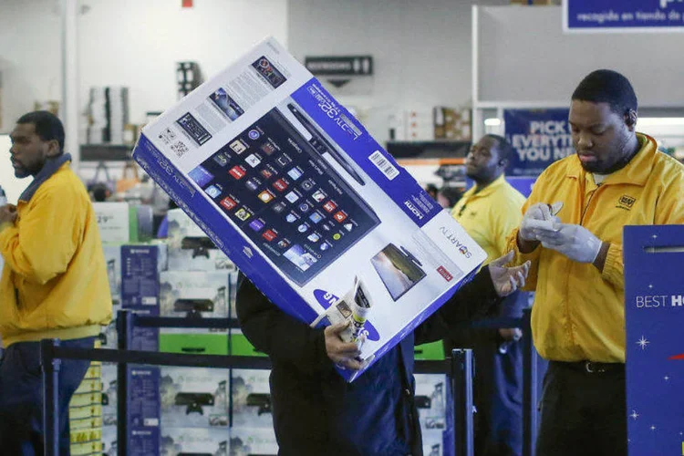 
	Consumidor leva TV durante compras na Black Friday nos Estados Unidos
 (Shannon Stapleton/Reuters)
