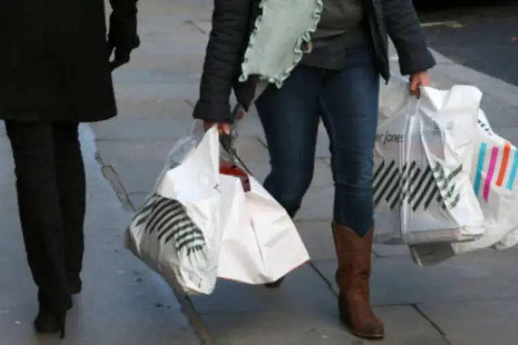 
	Consumidora carrega sacolas: melhora de agosto sobre os dois meses de manifesta&ccedil;&otilde;es trouxe de volta, por exemplo, a inten&ccedil;&atilde;o dos consumidores de ir &agrave;s compras
 (Macdiarmid/Getty Images)