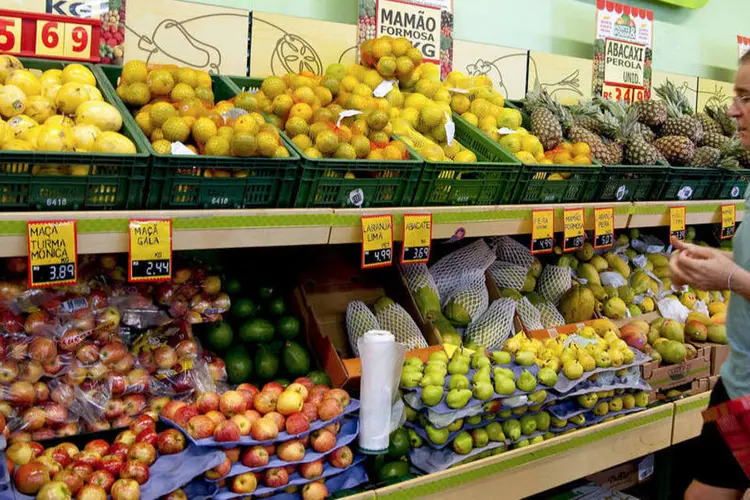 
	Consumidor em supermercado de S&atilde;o Paulo: pesquisa &eacute; feita com 2.100 consumidores de sete capitais brasileiras
 (Paulo Fridman/Bloomberg)