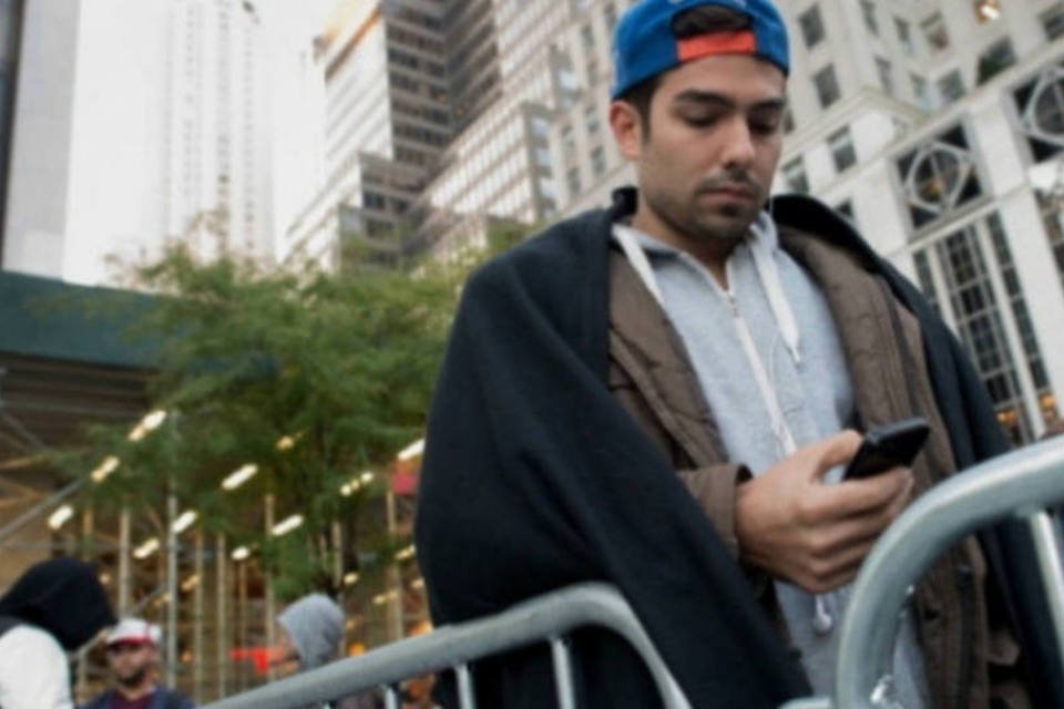 Fila por novos iPhones em NY bate recorde, segundo analista