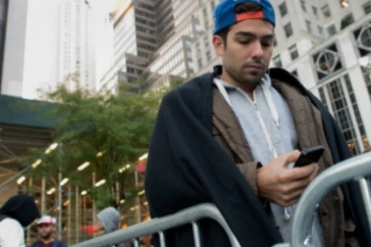 Fila para novos iPhones: volume de pessoas supera lançamento do iPhone 4, que atraiu 1.300 pessoas, e marca um aumento de 83% em relação à fila do iPhone 5, de 775 pessoas (Getty Images)