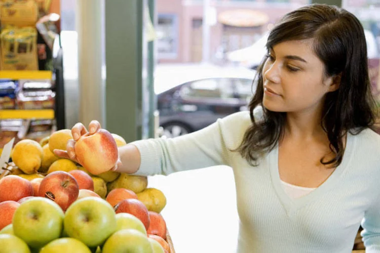 
	Consumidora faz compras no mercado: IPC-Fipe mede as varia&ccedil;&otilde;es quadrissemanais dos pre&ccedil;os
 (thinkstock)