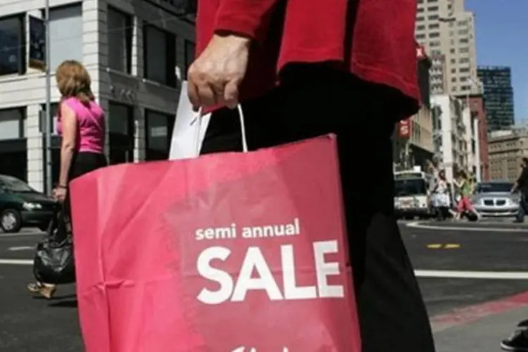 Consumidora americana vai às compras: o mês de agosto foi marcado por uma alta importante do pessimismo sobre as perspectivas a curto prazo, segundo instituto (AFP)