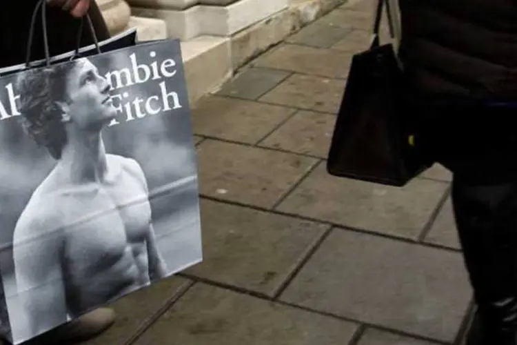 
	Consumidora com sacola da marca Abercrombie &amp; Fitch: empresa ter&aacute; que sair da sombra do homem que comandou a marca durante mais de duas d&eacute;cadas
 (Getty Images)