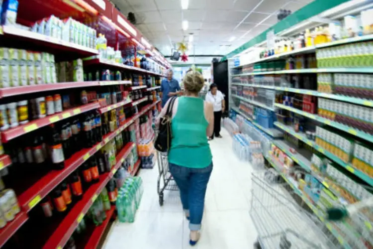 
	Consumidora empurra carrinho em corredor de supermercado: desempenho do bimestre est&aacute; bem abaixo da estimativa de aumento de 3,5% nas vendas em 2013
 (Marcelo Camargo/ABr)