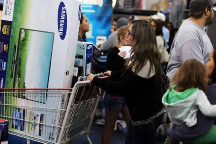 
	Consumidores com os carrinhos cheios em loja durante a Black Friday: apps ir&atilde;o ajudar os consumidores durante a promo&ccedil;&atilde;o
 (Getty Images)