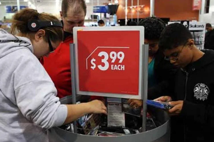 
	Consumidores em banca de promo&ccedil;&atilde;o durante a Black Friday americana: algumas redes de eletrodom&eacute;sticos e as maiores lojas pela internet se somaram hoje &agrave; iniciativa&nbsp;
 (Getty Images)