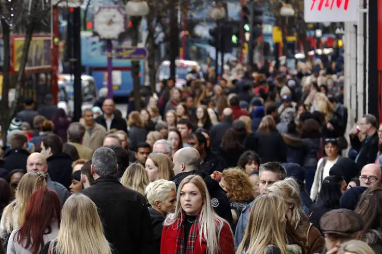 Consumidores em Londres: economia britânica cresceu 0,7 por cento no período de julho a setembro ante o segundo trimestre (Luke MacGregor/Reuters)