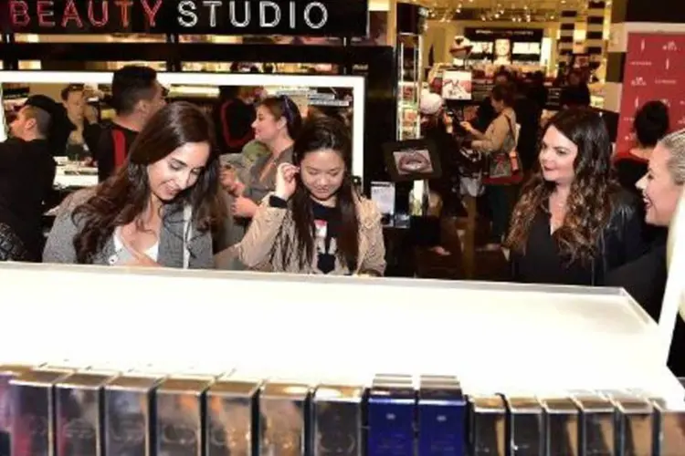 Consumidoras em uma loja da rede de cosméticos Sephora, em São Francisco, no estado americano da Califórnia (Steve Jennings/AFP)