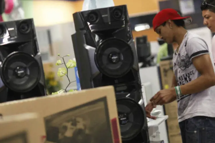Comércio: Consumidores observam alto-falantes em loja da Casas Bahia em São Paulo (REUTERS/Nacho Doce)