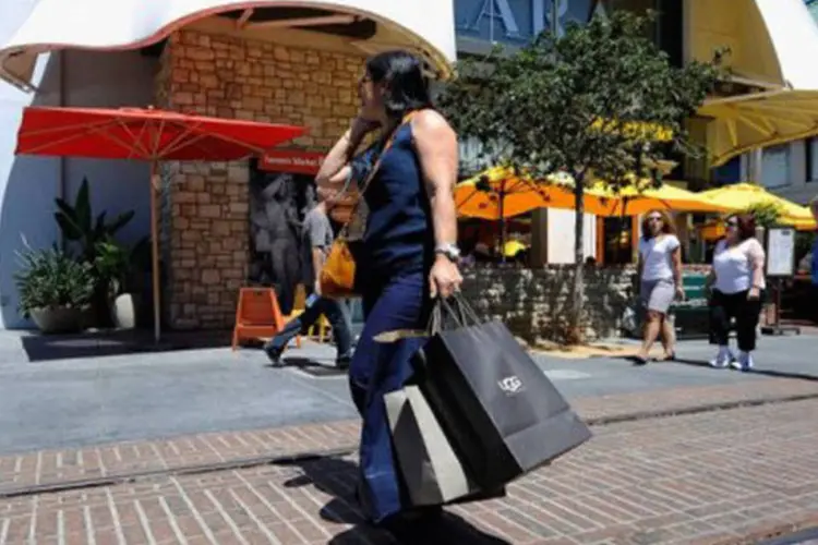 
	Consumidores andam por lojas em Los Angeles: &iacute;ndice &eacute; o maior desde fevereiro de 2008, apesar de ter vindo um pouco abaixo das estimativas dos economistas
 (Kevork Djansezian/Getty Images/AFP)
