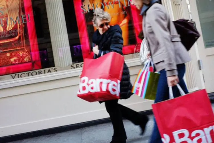 Consumidores passam por lojas nos EUA: segundo a Universidade de Michigan, caiu a confiança do consumidor nos EUA (©afp.com / Spencer Platt)