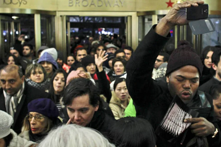 
	Consumidores na Black Friday 2013: dia de maior atividade do com&eacute;rcio nos Estados Unidos come&ccedil;ou algumas horas antes neste ano
 (Getty Images)