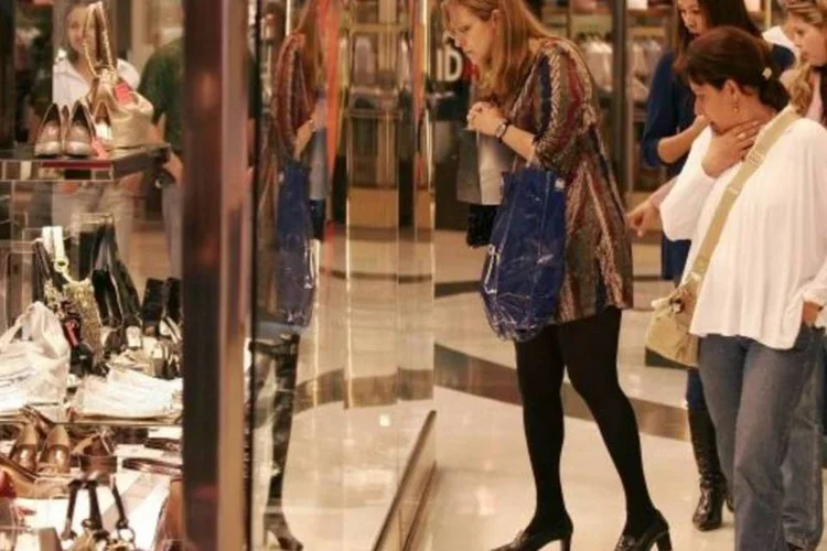 Consumidores no shopping Morumbi, olhando vitrines (Masão Goto Filho/EXAME.com)