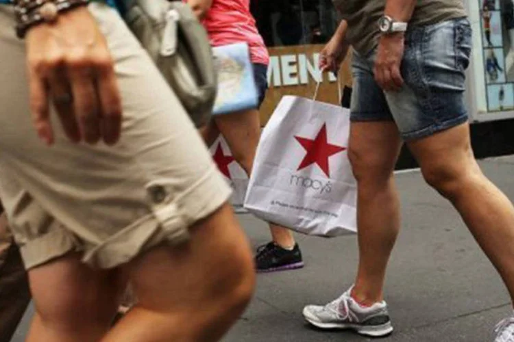 
	Consumidores caminham pela Times Square: acelera&ccedil;&atilde;o esperada nos gastos do consumidor deve dar um f&ocirc;lego &agrave; recupera&ccedil;&atilde;o, mesmo que Washington aperte o cinto
 (Spencer Platt/Getty Images/AFP)