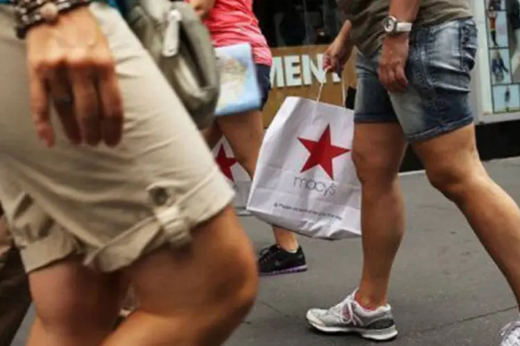 Consumidores caminham pela Times Square, nos Estados Unidos (Spencer Platt/Getty Images/AFP)