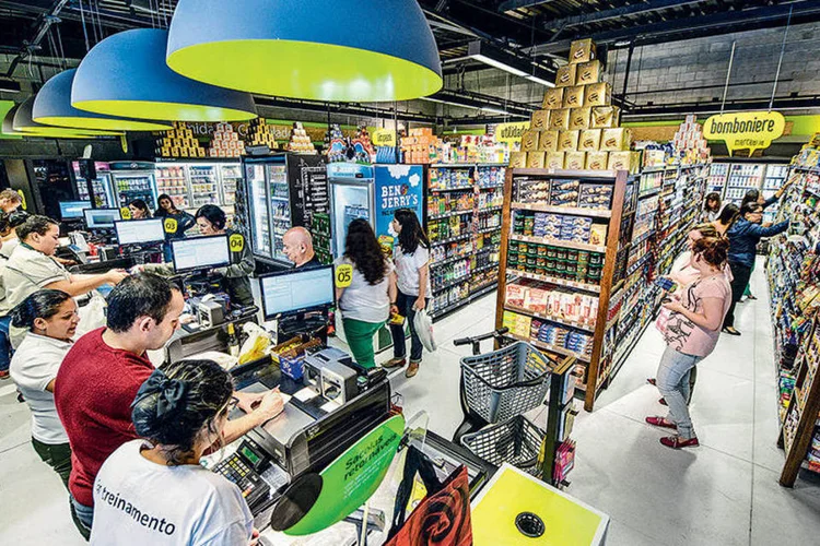 
	Consumo: o grupo alimenta&ccedil;&atilde;o foi o que mais contribuiu para o resultado em julho, com varia&ccedil;&atilde;o de 0,85%
 (Germano Luders/Exame)