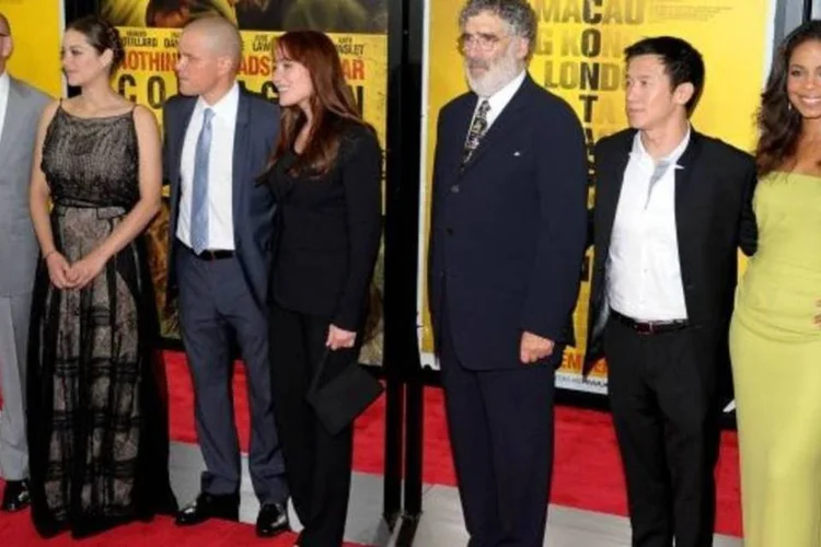 O diretor Steven Soderbergh, Marion Cotillard, Matt Damon, Jennifer Ehle, Elliott Gould, Chin Han e Sanaa Lathan na estréia do filme (Getty Images)