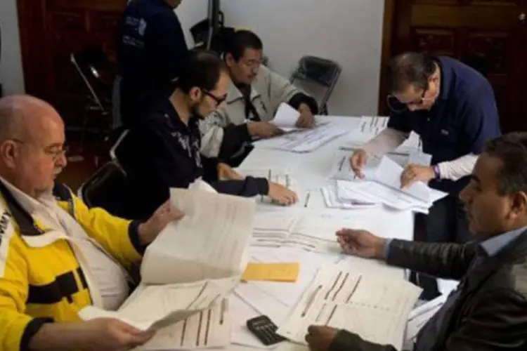 Funcionários do IFE trabalham na recontagem dos votos: López Obrador pediu a recontagem total dos votos da eleição, que considerou fraudulenta (©AFP / yuri cortez)