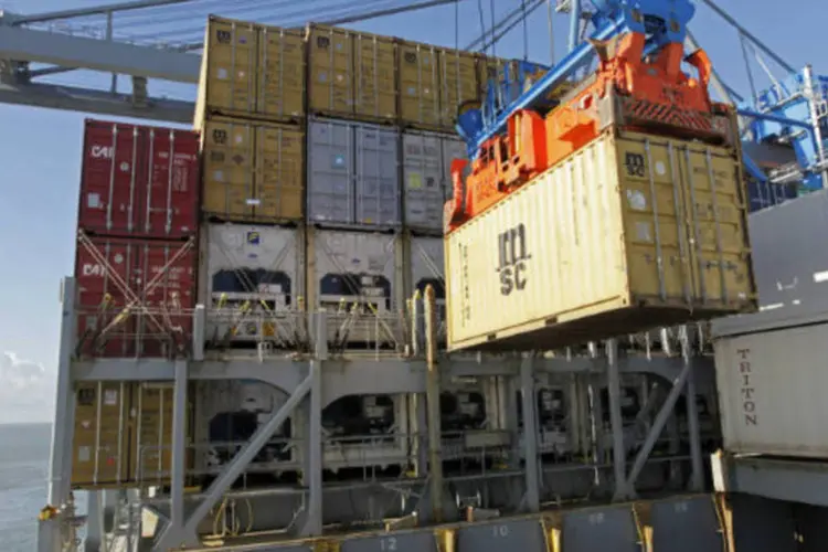 
	Containers em porto: o saldo comercial negativo foi pressionado por um aumento de 4% nas importa&ccedil;&otilde;es em julho
 (REUTERS/Andres Stapff)