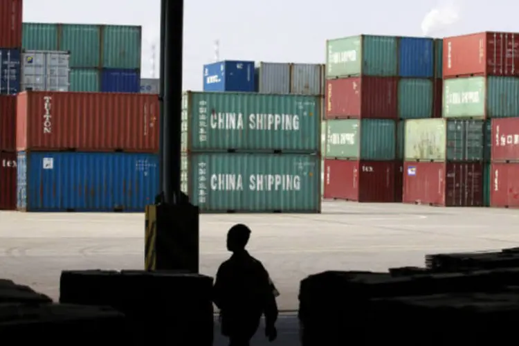 
	Containers no porto de Xangai: China registrou um super&aacute;vit comercial de 49,6 bilh&otilde;es de d&oacute;lares no m&ecirc;s, menor do que o recorde de novembro de 54,5 bilh&otilde;es de d&oacute;lares
 (REUTER/Aly Song/Files)