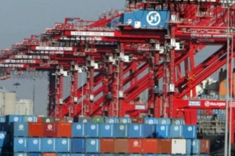 O aumento das importações de produtos chineses está entre as principais causas do déficit americano (.)