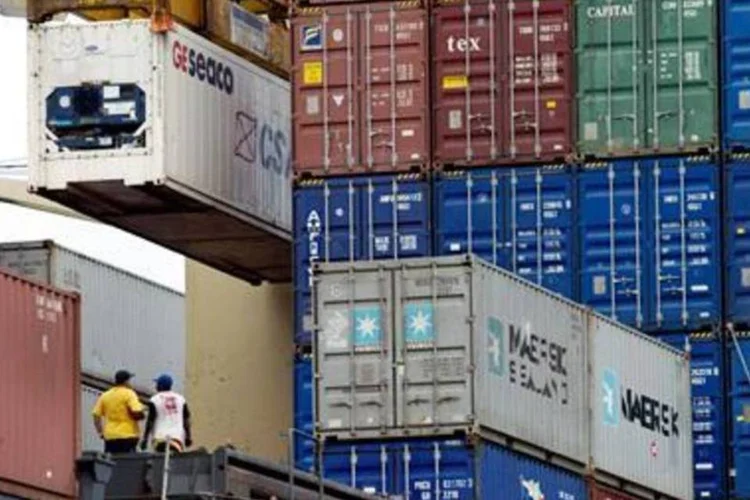 Economistas acreditam que seja apenas uma questão de tempo para sentir os efeitos na balança comercial.  (.)