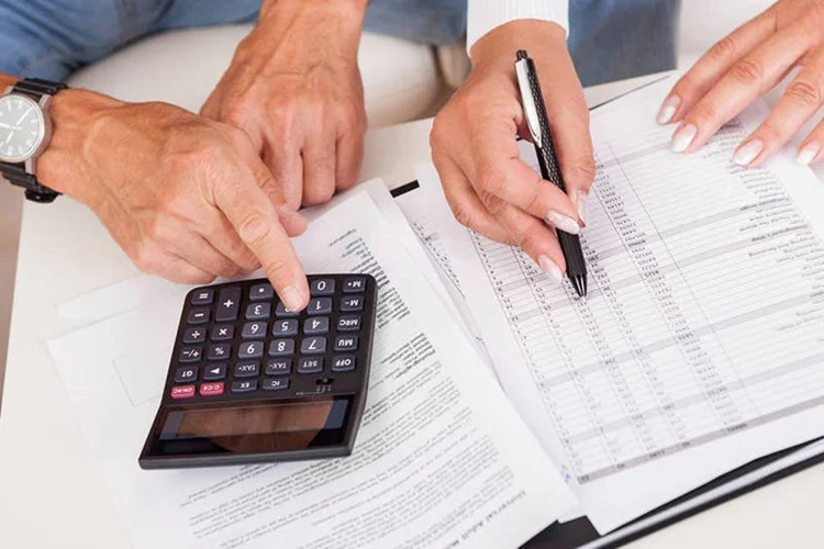 
	Casal faz contas: o fluxo mensal de reestrutura&ccedil;&otilde;es de d&iacute;vidas vem crescendo desde o &uacute;ltimo trimestre de 2015
 (AndreyPopov/Thinkstock)