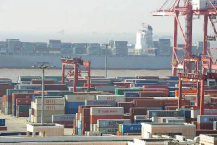Contêineres em porto de Xangai: exportações aumentaram 10,6%, enquanto as importações subiram 10,0% (Peter Parks/AFP)