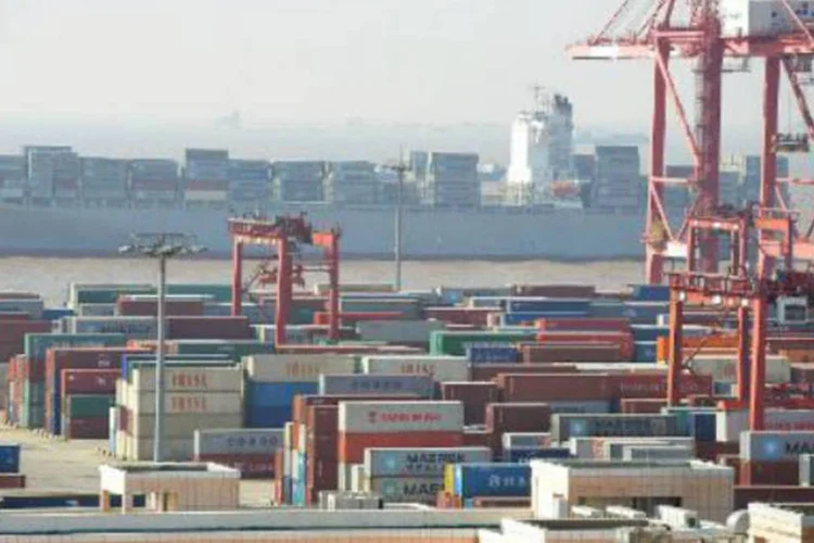 Contêineres em porto de Xangai: exportações aumentaram 10,6%, enquanto as importações subiram 10,0% (Peter Parks/AFP)