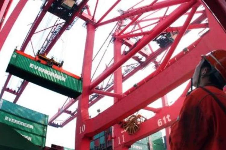 
	Cont&ecirc;ineres na China: em fevereiro, as exporta&ccedil;&otilde;es totalizaram 126,1 bilh&otilde;es de d&oacute;lares, uma queda de 25,4% em rela&ccedil;&atilde;o ao mesmo m&ecirc;s de 2015
 (AFP)