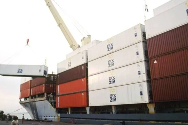 
	Cont&ecirc;ineres de importa&ccedil;&atilde;o em Santos: em dezembro, o super&aacute;vit foi de US$ 2,250 bilh&otilde;es, com exporta&ccedil;&otilde;es de US$ 19,749 bilh&otilde;es e importa&ccedil;&otilde;es de US$ 17,499 bilh&otilde;es
 (Egberto Nogueira/VEJA)