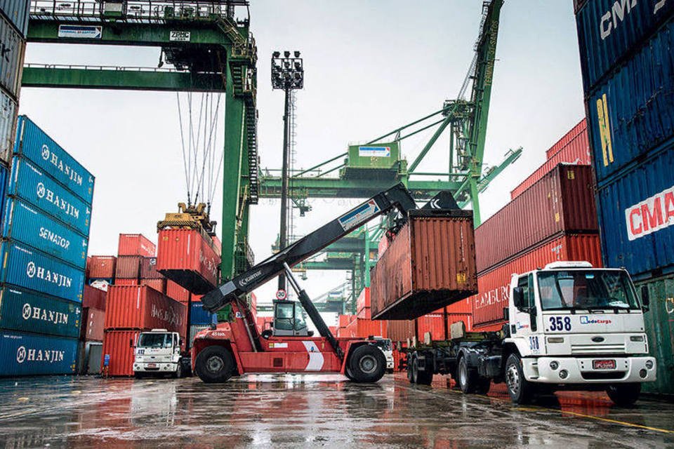 Porto de Santos reduz calado em terminais