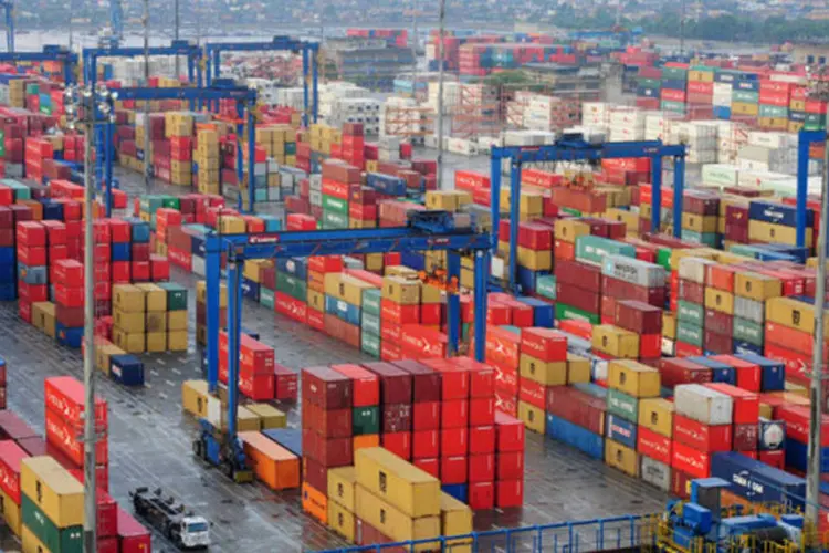 
	Cont&ecirc;ineres no porto de Santos: pa&iacute;s dever&aacute; crescer menos por conta da redu&ccedil;&atilde;o das exporta&ccedil;&otilde;es
 (Germano Lüders/EXAME.com)