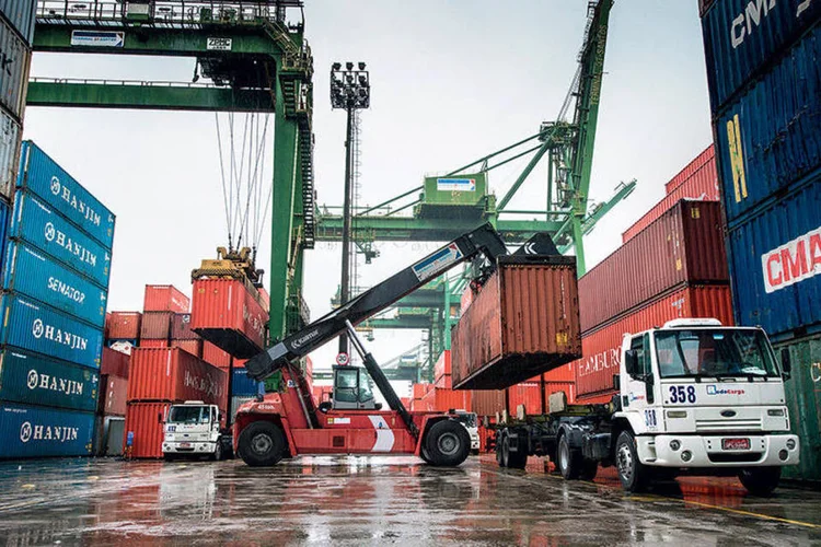 
	Cont&ecirc;ineres no porto de Santos: o site dos pr&aacute;ticos (pilotos de navios) de Santos confirma que a barra do porto est&aacute; fechada
 (Germano Lüders / EXAME)