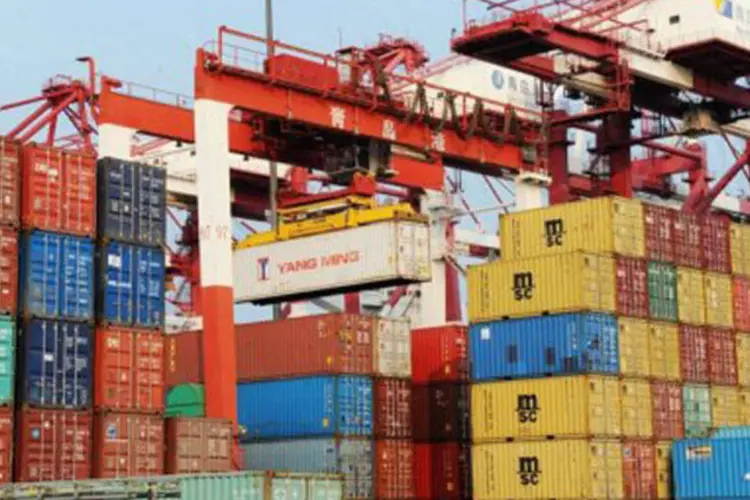 Porto chinês: importações da China, por sua vez, aumentaram 4,5% em dezembro ante igual mês do ano anterior (©AFP / Str/AFP)