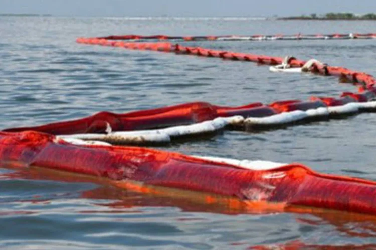 Barreira de contenção do petróleo no Golfo do México, onde ocorreu o acidente (.)
