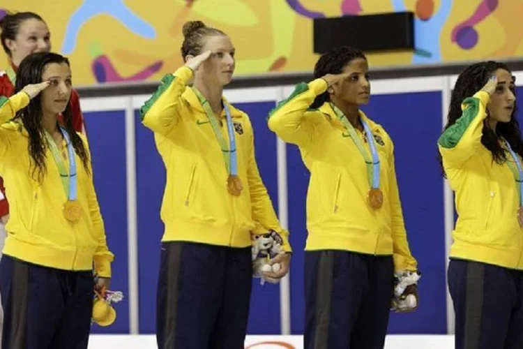 Continência: os atletas brasileiros fazem o gesto toda vez que sobem no pódio (AP Photo/Mark Humphrey)