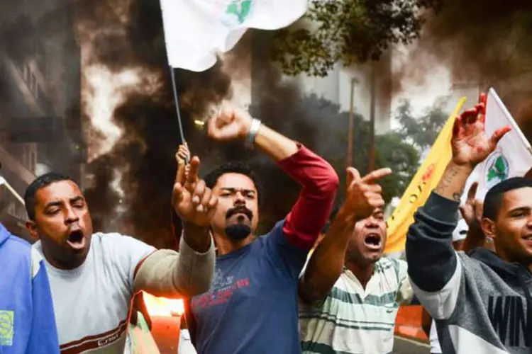 
	Protestos: em S&atilde;o Paulo, os manifestantes interditaram logo cedo duas das principais vias expressa da regi&atilde;o metropolitana
 (Rovena Rosa/Agência Brasil)