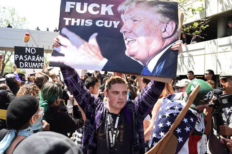 Protestos contra Trump pelo 2º dia param seu comboio